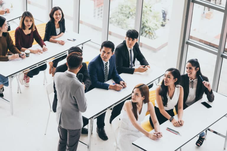 un formateur expliquant la formation aux élèves dans un organisme de formation