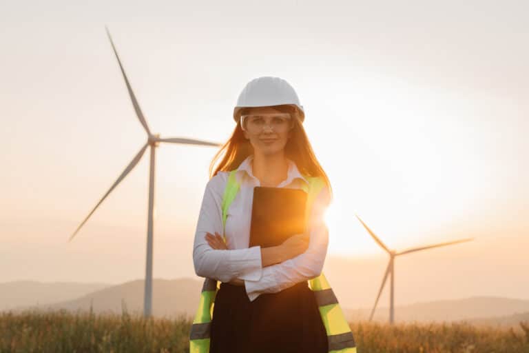 Femme au casque travaillant avec tablette dans une ferme d'énergie renouvelable