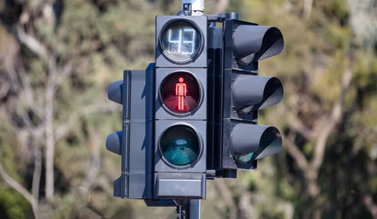 Panneau de feu rouge pour piétons, symbole «Ne pas marcher». Il reste du temps pour ne pas traverser la route.