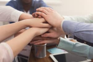 Travail d'équipe et team building, les gens se connectent