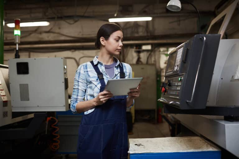 Technicien qui contrôle une entreprise