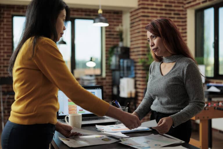 Des femmes d'affaires asiatiques collaborent à un projet de partenariat de la franchise