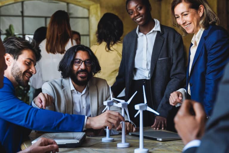 Des hommes d'affaires heureux travaillent sur un projet d'énergie renouvelable durable au sein de leurs bureaux