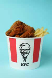 31 MAI 2021 Seau de KFC sur fond bleu, franchise