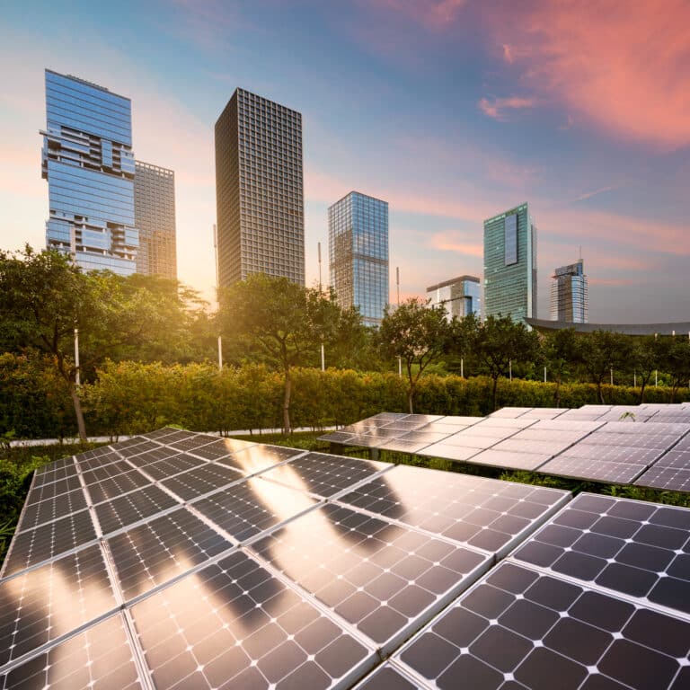 plusieurs panneaux solaires accompagné de gratte ciel Paris