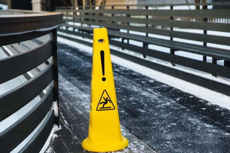 Faites attention aux routes glissantes. Panneau à surface jaune glissante. Panneau de sol mouillé. Concept de glaçage