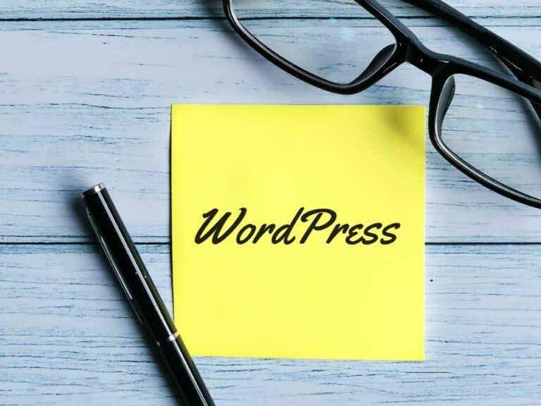 un mot "Wordpress" écrit sur une note autocollante jaune