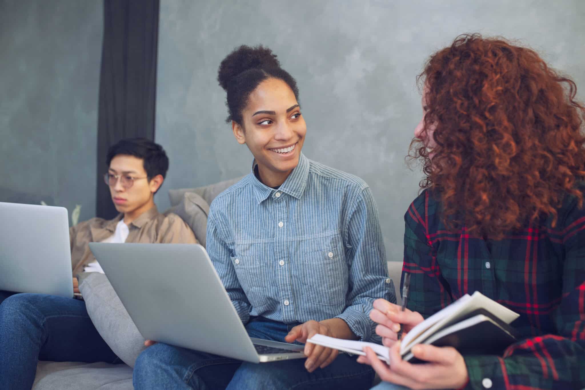 Homme d'affaires au bureau connecté au réseau Internet. concept de start-up et networking