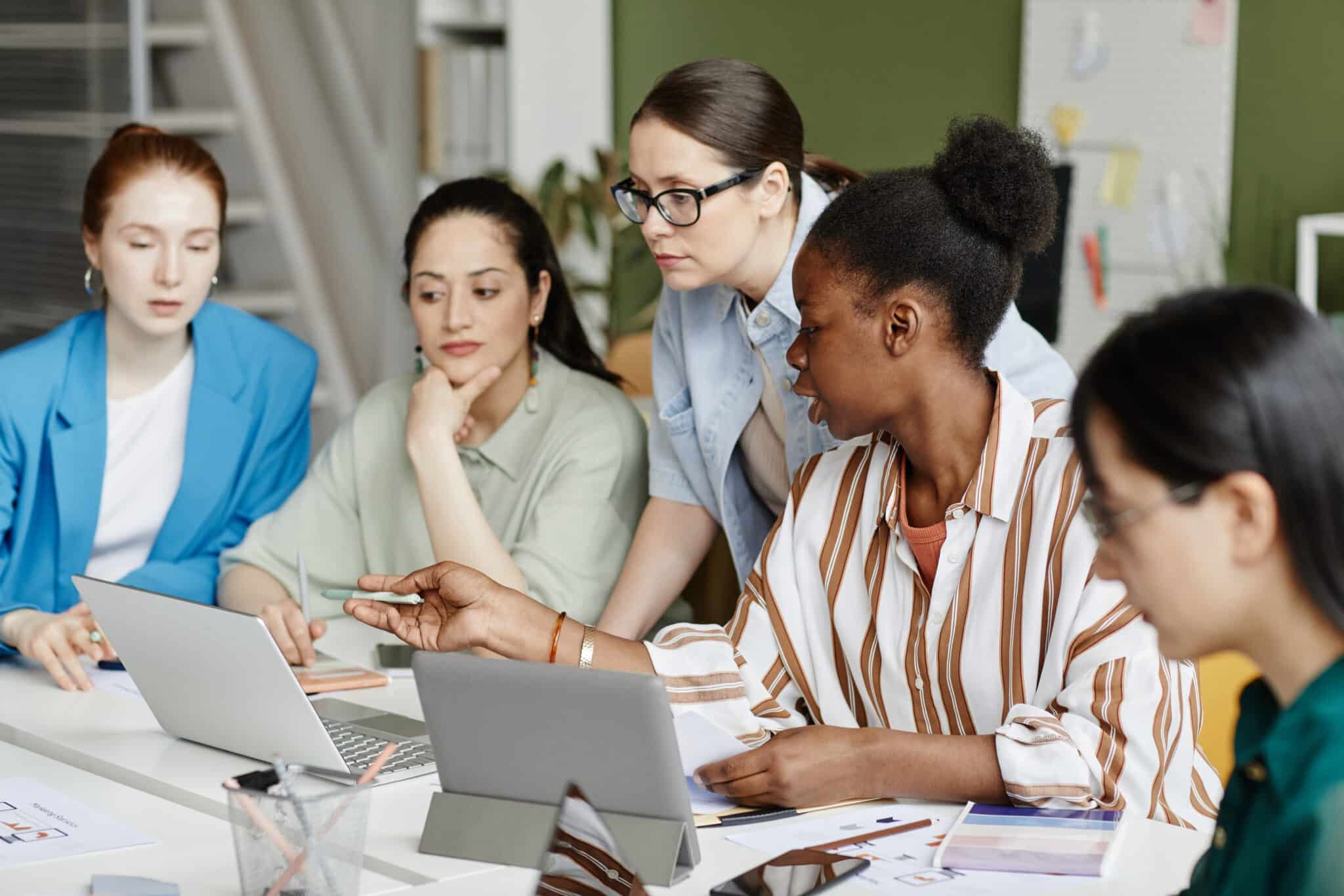 Équipe d'affaires féminine travaillant avec une startup en utilisant les outils de collaboration